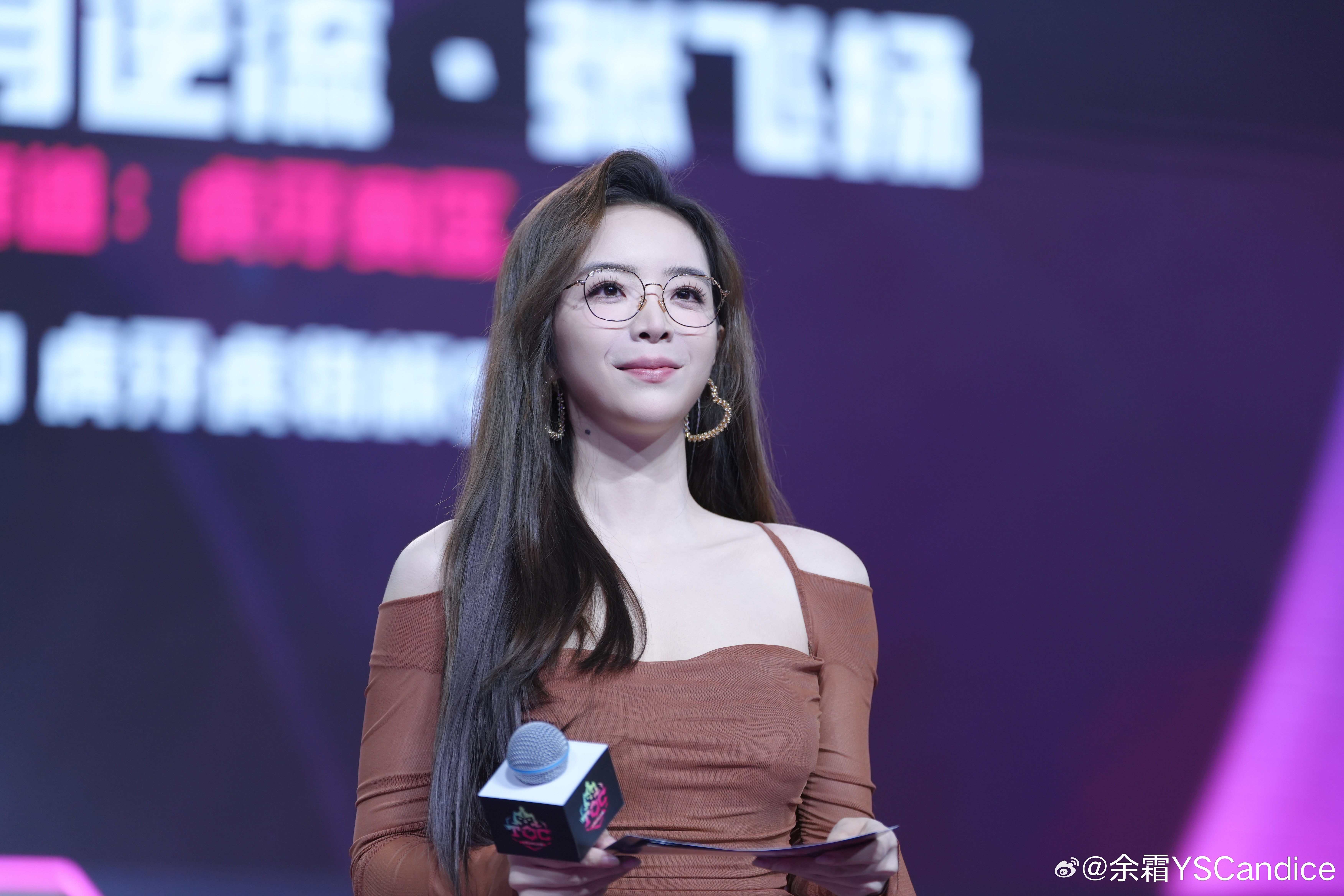 DB官网在线登录入口羡慕管狗！余霜晒照：今天是黑长直配美拉德风！完全不一样呢！