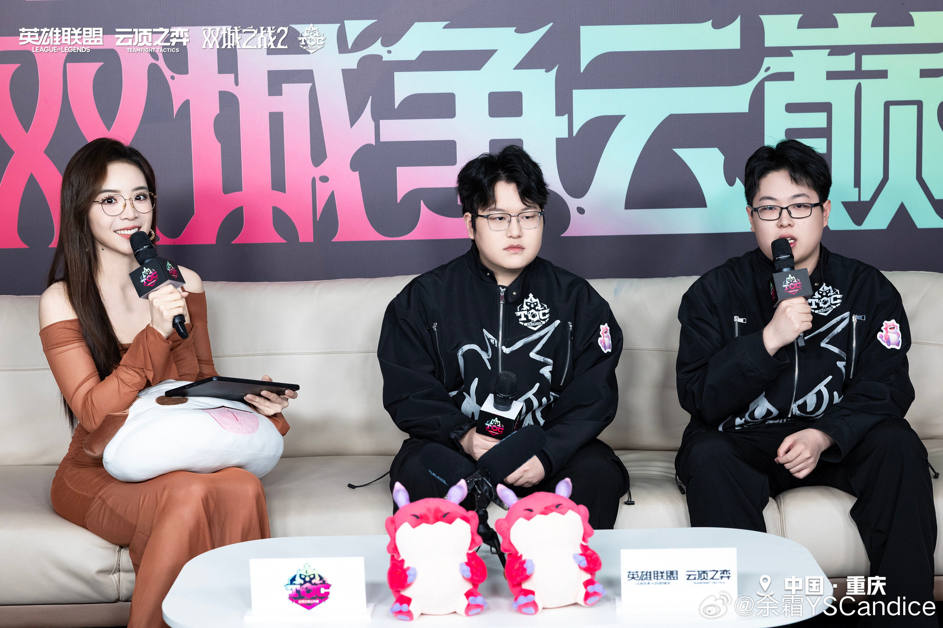 DB官网在线登录入口羡慕管狗！余霜晒照：今天是黑长直配美拉德风！完全不一样呢！