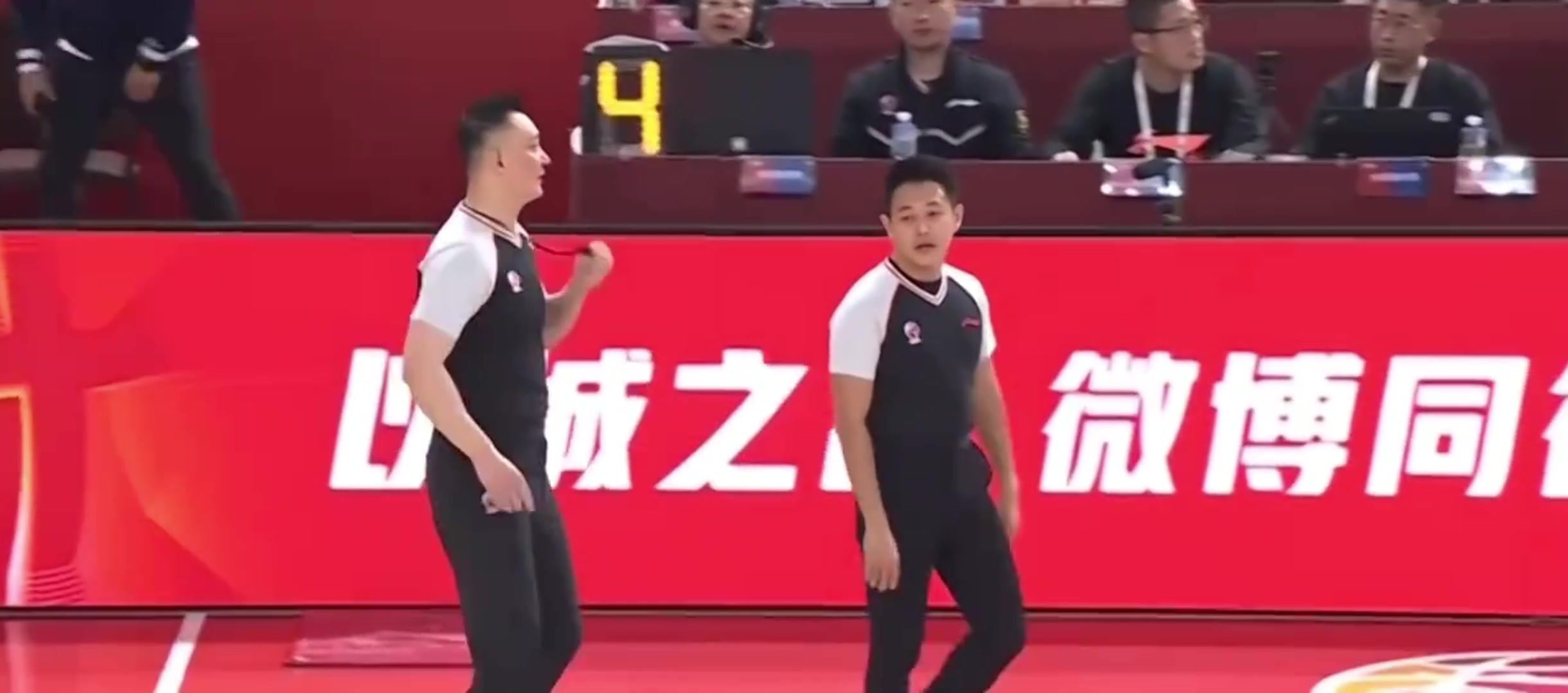 DB视讯官方登录入口👀杜锋赛中怒喷看完回放的闫军：CTMD 对面拉人违体你不判