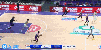 DB真人旗舰用力过猛！廖三宁突到禁区 起飞滑翔单臂劈扣但扣飞了