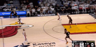 DB电子官网杀疯了！杰罗姆转换速推&小莫布里追身三分再进！28分分差了！