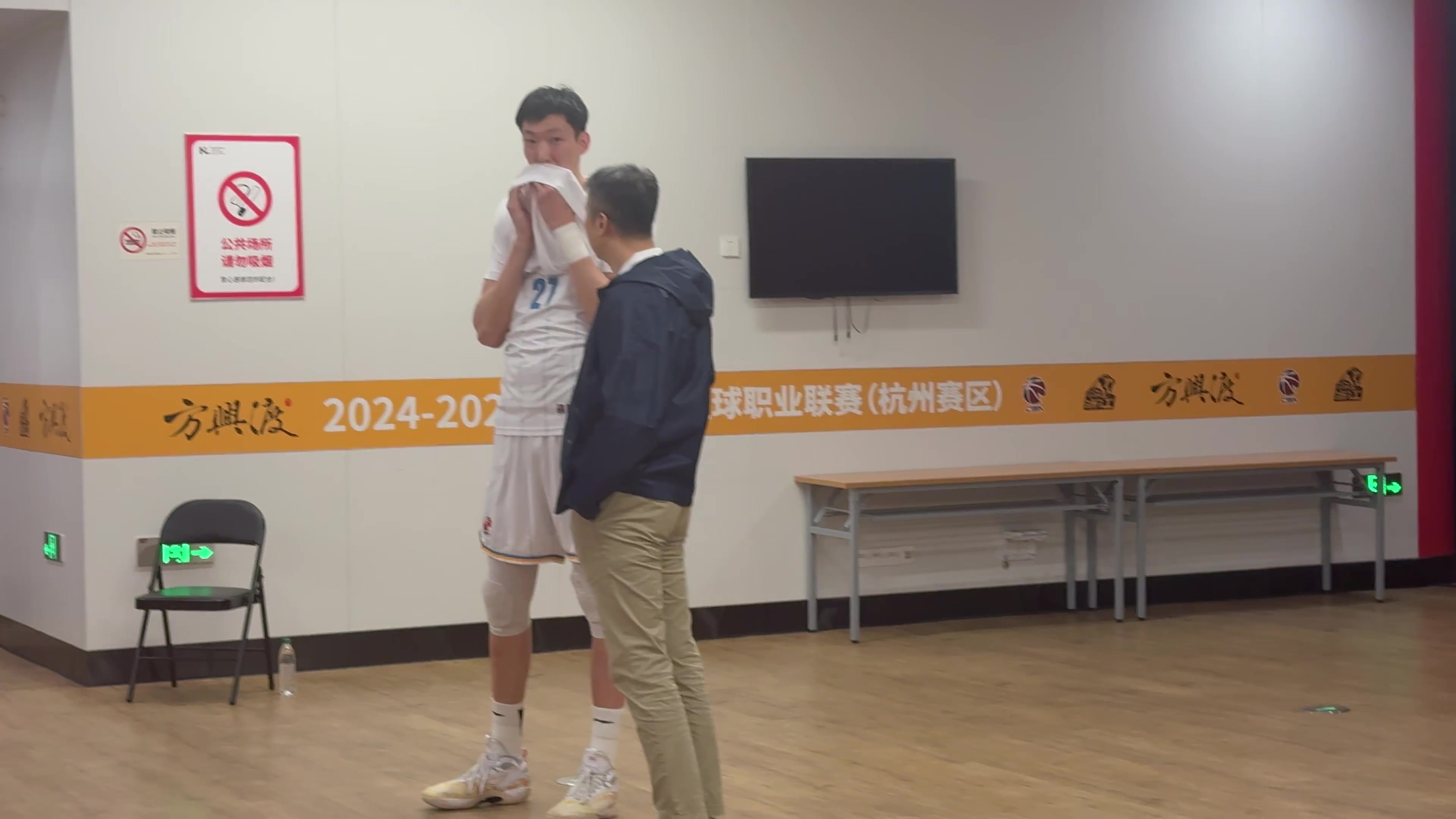 DB官网在线登录入口广厦主场对阵北京总决赛G1赛前 郭士强现身与周琦进行交流