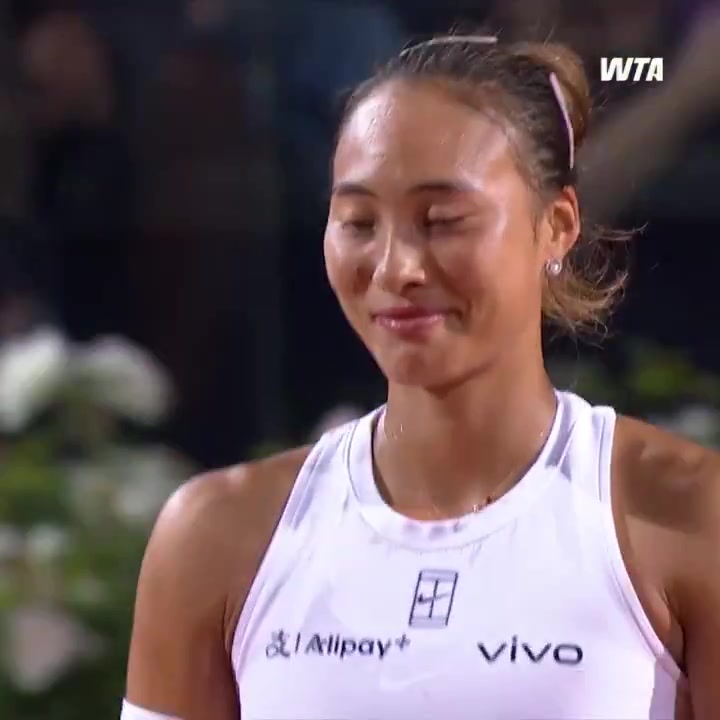 DB官网在线登录入口嘴角真压不住了😆郑钦文取胜后露出灿烂笑容，与萨巴伦卡握手