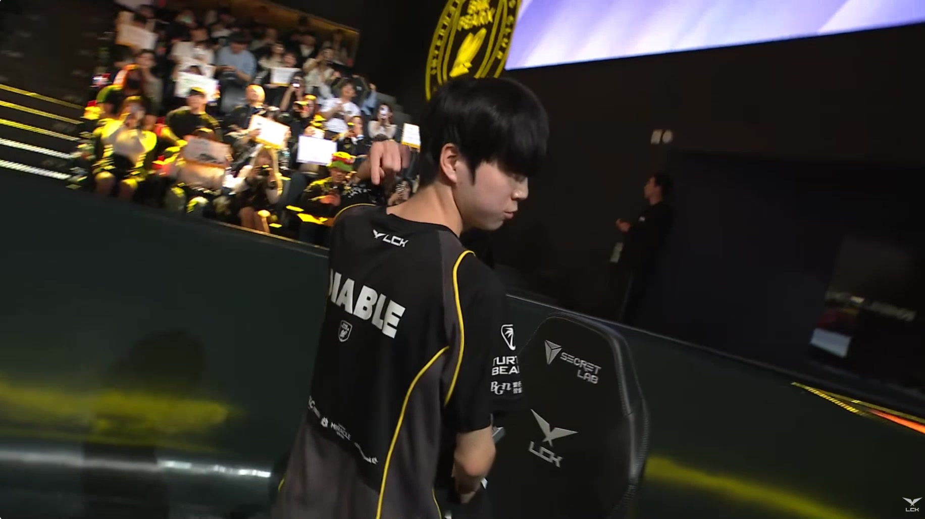 DB真人旗舰线还没对完队友送完了🤬爆冷失利 赛后Faker收拾时不断抿嘴表情不甘